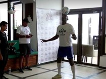 Aksi Atlet Kuba Pecahkan Rekor Dunia Menyentuh Bola dalam Satu Jam