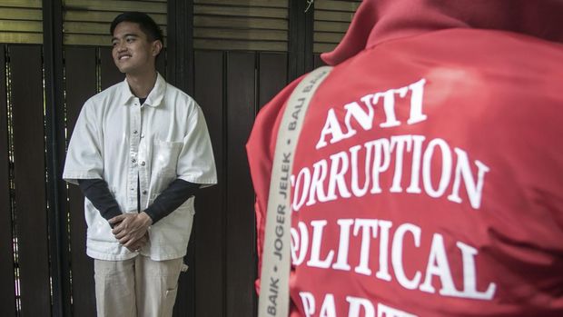 Putra bungsu Presiden Joko Widodo, Kaesang Pangarep berdiri di dapen pintu usai menerima friendship card atau Kartu Tanda Anggota (KTA) PSI secara simbolis di Sumber, Solo, Jawa Tengah, Sabtu (23/9/2023). Kaesang Pangarep resmi bergabung menjadi anggota Partai Solidaritas Indonesia (PSI) setelah menerima KTA yang diserahkan secara langsung oleh sejumlah petinggi PSI. (ANTARA FOTO/Mohammad Ayudha)