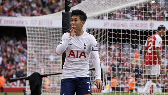 Tottenhams Son Heung-min celebrates after scoring his sides second goal during the English Premier League soccer match between Arsenal and Tottenham Hotspur at Emirates stadium in London, England, Sunday, Sept. 24, 2023. (AP Photo/David Cliff)