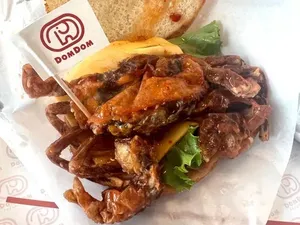 Bukan Beef Patty, Burger Ini Isinya Kepiting Utuh! Bukan Beef Patty, Burger Ini Isinya Kepiting Utuh!