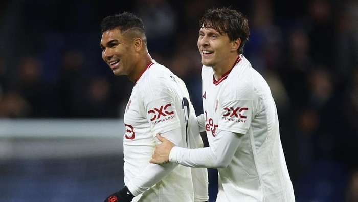 Soccer Football - Premier League - Burnley v Manchester United - Turf Moor, Burnley, Britain - September 23, 2023 Manchester Uniteds Casemiro and Victor Lindelof celebrate after the match Action Images via Reuters/Lee Smith NO USE WITH UNAUTHORIZED AUDIO, VIDEO, DATA, FIXTURE LISTS, CLUB/LEAGUE LOGOS OR LIVE SERVICES. ONLINE IN-MATCH USE LIMITED TO 45 IMAGES, NO VIDEO EMULATION. NO USE IN BETTING, GAMES OR SINGLE CLUB/LEAGUE/PLAYER PUBLICATIONS.