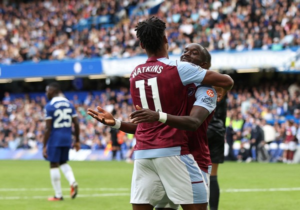 Soccer Football - Premier League - Chelsea v Aston Villa - Stamford Bridge, London, Britain - September 24, 2023 Aston Villas Ollie Watkins celebrates scoring their first goal with teammate Moussa Diaby REUTERS/David Klein NO USE WITH UNAUTHORIZED AUDIO, VIDEO, DATA, FIXTURE LISTS, CLUB/LEAGUE LOGOS OR LIVE SERVICES. ONLINE IN-MATCH USE LIMITED TO 45 IMAGES, NO VIDEO EMULATION. NO USE IN BETTING, GAMES OR SINGLE CLUB/LEAGUE/PLAYER PUBLICATIONS.