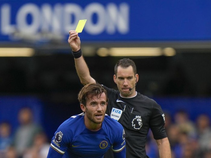 Referee Jarred Gillett shows a yellow card to Chelseas Ben Chilwell during the English Premier League soccer match between Chelsea and Aston Villa at Stamford Bridge stadium in London, Sunday, Sept. 24, 2023. (AP Photo/Alastair Grant)
