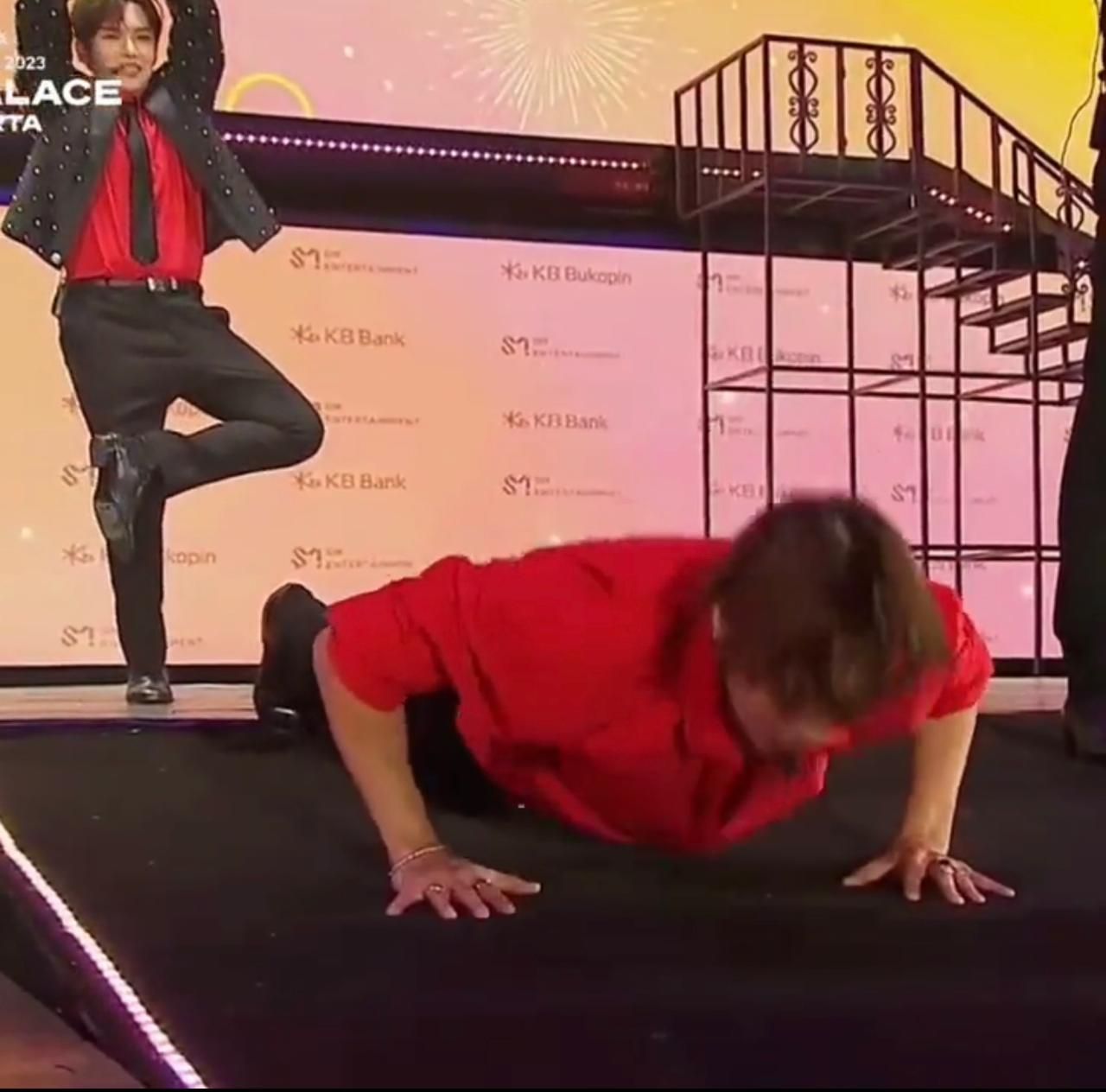 Donghae push up di panggung SMCU PALACE 2023