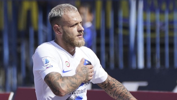 Inter Federico Di Marco celebrates after scoring his sides first goal during the Italian Serie A soccer match between Empoli and Inter Milan at the Castellani Stadium in Empoli, Italy, Sunday, Sept. 24, 2023. (Marco Bucco/LaPresse via AP)