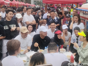 Usai Olahraga di CFD, Ganjar Makan Mi Ayam Bareng Ayu Ting Ting-Iis Dahlia Usai Olahraga di CFD, Ganjar Makan Mi Ayam Bareng Ayu Ting Ting-Iis Dahlia