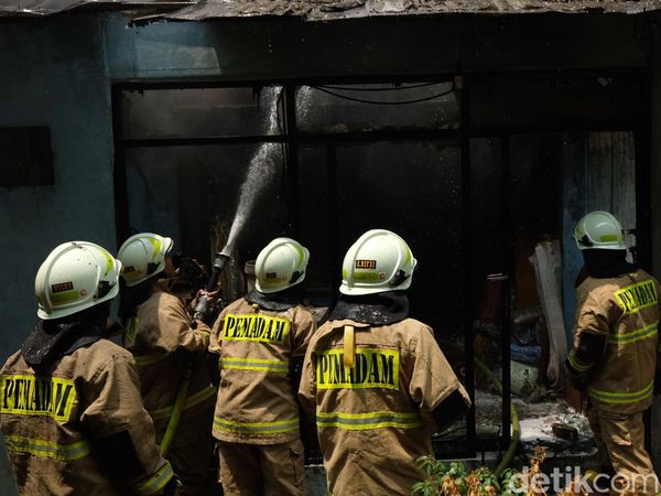 Gercep! Damkar Padamkan Api di Rusun Petamburan