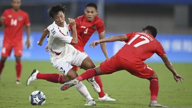 Pesepak bola Timnas U-24 Indonesia Syahrian Abimanyu (kanan) menghadang pesepak bola Korea Utara Hwang Chanjun pada babak Grup F Asian Games 2022 di Zhejiang Normal University Stadium, Jinhua, China, Minggu (24/9/2023). Indonesia kalah dengan skor 0-1. ANTARA FOTO/Hafidz Mubarak A/nz