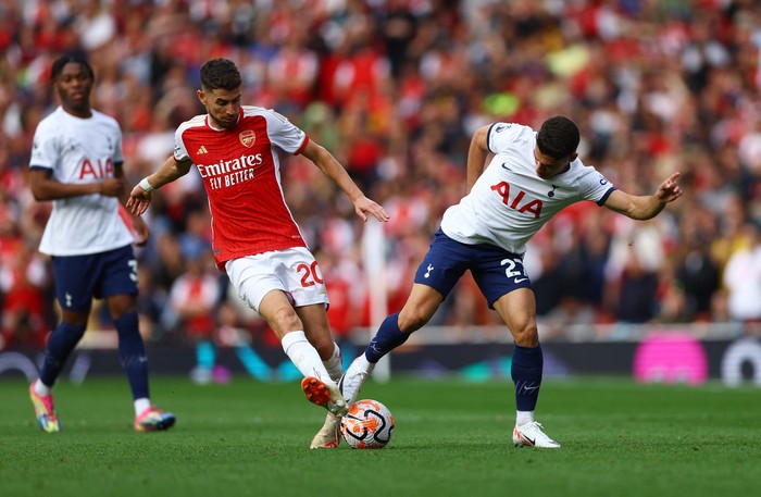 Soccer Football - Premier League - Arsenal v Tottenham Hotspur - Emirates Stadium, London, Britain - September 24, 2023 Arsenals Jorginho in action with Tottenham Hotspurs Manor Solomon Action Images via Reuters/Matthew Childs NO USE WITH UNAUTHORIZED AUDIO, VIDEO, DATA, FIXTURE LISTS, CLUB/LEAGUE LOGOS OR LIVE SERVICES. ONLINE IN-MATCH USE LIMITED TO 45 IMAGES, NO VIDEO EMULATION. NO USE IN BETTING, GAMES OR SINGLE CLUB/LEAGUE/PLAYER PUBLICATIONS.