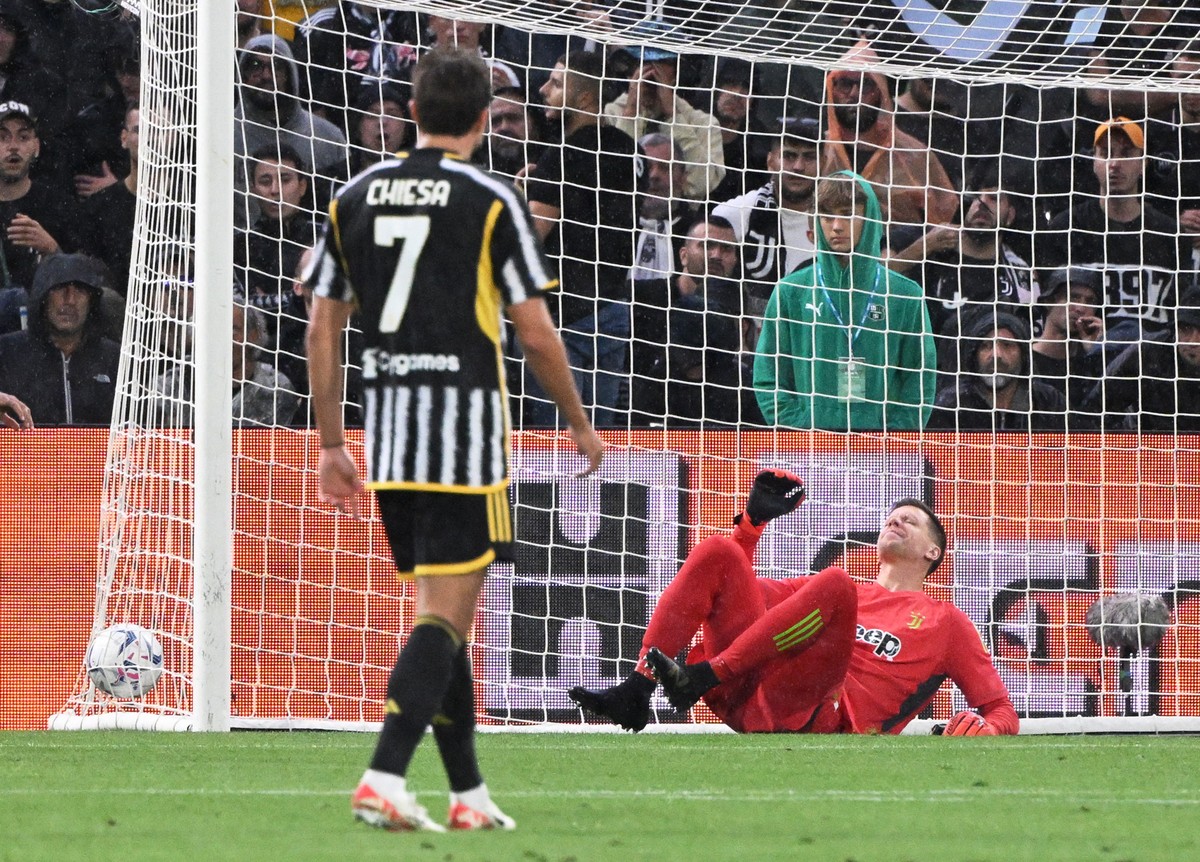 Ekspresi Szczesny usai kebobolan gol pertama. Foto: REUTERS/ALBERTO LINGRIA
