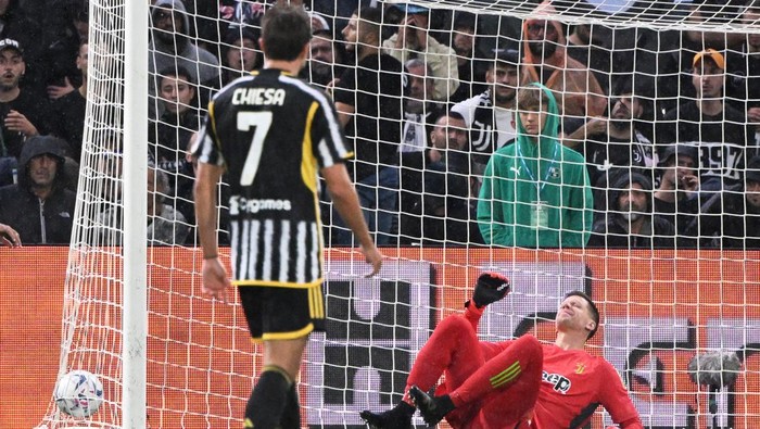 Soccer Football - Serie A - U.S. Sassuolo v Juventus - Mapei Stadium - Citta del Tricolore, Reggio Emilia, Italy - September 23, 2023 Juventus Wojciech Szczesny reacts after U.S. Sassuolos Armand Lauriente scores their first goal REUTERS/Alberto Lingria