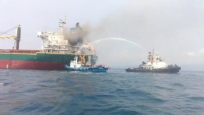 Kapal Kargo Samudera Sakti III Terbakar di Perairan Tarahan, Lampung Selatan