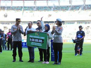 Kapolres Malang Dampingi Keluarga Korban Kanjuruhan ke Stadion GBT Surabaya Kapolres Malang Dampingi Keluarga Korban Kanjuruhan ke Stadion GBT Surabaya