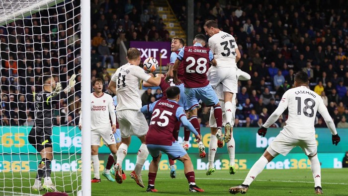Soccer Football - Premier League - Burnley v Manchester United - Turf Moor, Burnley, Britain - September 23, 2023 Manchester Uniteds Jonny Evans scores their first goal Action Images via Reuters/Lee Smith NO USE WITH UNAUTHORIZED AUDIO, VIDEO, DATA, FIXTURE LISTS, CLUB/LEAGUE LOGOS OR LIVE SERVICES. ONLINE IN-MATCH USE LIMITED TO 45 IMAGES, NO VIDEO EMULATION. NO USE IN BETTING, GAMES OR SINGLE CLUB/LEAGUE/PLAYER PUBLICATIONS.
