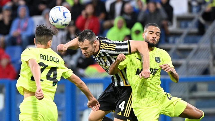 Soccer Football - Serie A - U.S. Sassuolo v Juventus - Mapei Stadium - Citta del Tricolore, Reggio Emilia, Italy - September 23, 2023 Juventus Federico Gatti in action with U.S. Sassuolos Jeremy Toljan and Daniel Boloca REUTERS/Alberto Lingria