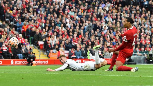 Soccer Football - Premier League - Liverpool v West Ham United - Anfield, Liverpool, Britain - September 24, 2023 West Ham United's Jarrod Bowen scores their first goal REUTERS/Peter Powell NO USE WITH UNAUTHORIZED AUDIO, VIDEO, DATA, FIXTURE LISTS, CLUB/LEAGUE LOGOS OR 'LIVE' SERVICES. ONLINE IN-MATCH USE LIMITED TO 45 IMAGES, NO VIDEO EMULATION. NO USE IN BETTING, GAMES OR SINGLE CLUB/LEAGUE/PLAYER PUBLICATIONS.