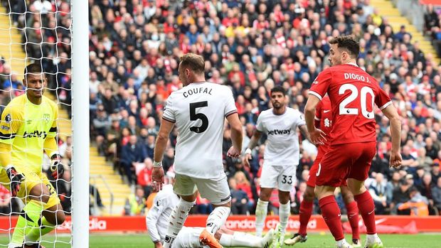 Soccer Football - Premier League - Liverpool v West Ham United - Anfield, Liverpool, Britain - September 24, 2023 Liverpool's Diogo Jota scores their third goal REUTERS/Peter Powell NO USE WITH UNAUTHORIZED AUDIO, VIDEO, DATA, FIXTURE LISTS, CLUB/LEAGUE LOGOS OR 'LIVE' SERVICES. ONLINE IN-MATCH USE LIMITED TO 45 IMAGES, NO VIDEO EMULATION. NO USE IN BETTING, GAMES OR SINGLE CLUB/LEAGUE/PLAYER PUBLICATIONS.