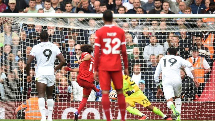 Soccer Football - Premier League - Liverpool v West Ham United - Anfield, Liverpool, Britain - September 24, 2023 Liverpools Mohamed Salah scores their first goal from the penalty spot REUTERS/Peter Powell NO USE WITH UNAUTHORIZED AUDIO, VIDEO, DATA, FIXTURE LISTS, CLUB/LEAGUE LOGOS OR LIVE SERVICES. ONLINE IN-MATCH USE LIMITED TO 45 IMAGES, NO VIDEO EMULATION. NO USE IN BETTING, GAMES OR SINGLE CLUB/LEAGUE/PLAYER PUBLICATIONS.