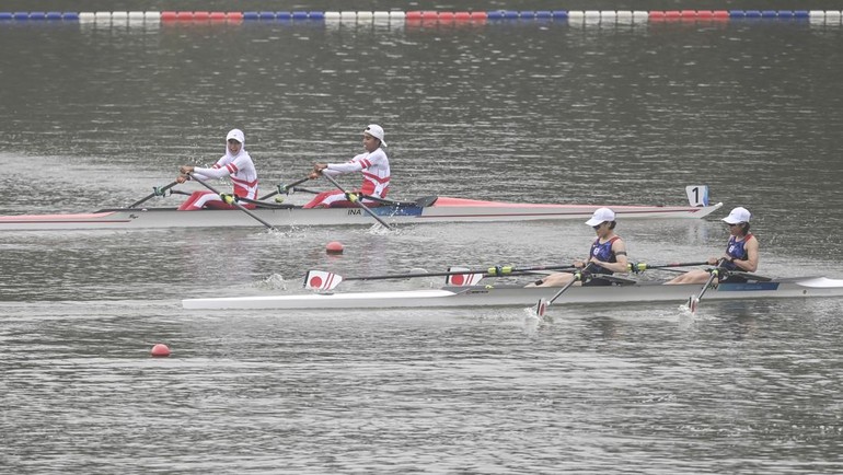 Pedayung putri Indonesia Chelsea Corputty (kedua kiri) dan Mutiara Rahma Putri (kiri) memacu kecepatan pada final kelas Light-weight Double Scull di Fuyang Water Sports Center, Hangzhou, China, Minggu (24/9/2023). 