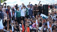 Momen Anies-Cak Imin Ikut Jalan Gembira Bareng Simpatisan di Makassar