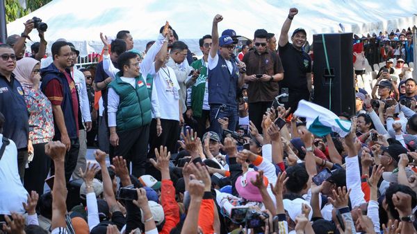 Momen Anies-Cak Imin Ikut Jalan Gembira Bareng Simpatisan di Makassar