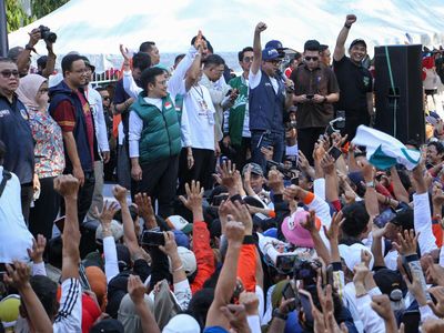 Momen Anies-Cak Imin Ikut Jalan Gembira Bareng Simpatisan di Makassar
