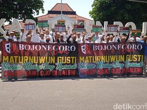 Aksi Cukur Gundul Pedagang Syukuri Pasar Tradisional Bojonegoro Gagal Dipindah Aksi Cukur Gundul Pedagang Syukuri Pasar Tradisional Bojonegoro Gagal Dipindah