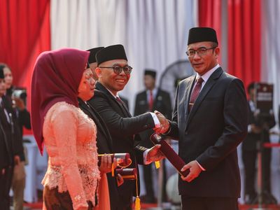 Momen Hasyim Asyari Melantik Anggota KPU