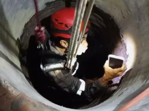 Byur! Damkar Selami Sumur di Karanganom Klaten Demi Evakuasi Ponsel Byur! Damkar Selami Sumur di Karanganom Klaten Demi Evakuasi Ponsel