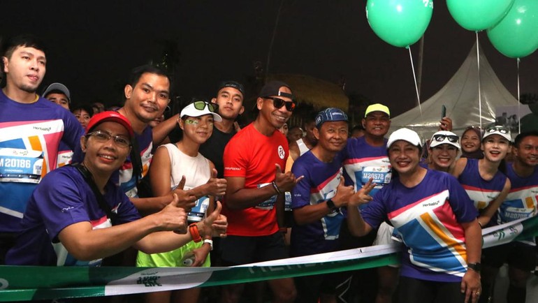 Ribuan peserta bersiap di garis start untuk mengikuti Herbalife Run 2023 di kawasan pantai Aloha, Pantai Indah Kapuk (PIK) 2, Jakarta Utara, Minggu, (24/09/2023). Herbalife Run merupakan event tahunan yang telah memasuki gelaran ke-7, tahun ini diikuti oleh total 5.000 peserta berasal dari sejumlah komunitas lari, Member Independen Herbalife dan masyarakat umum. 