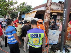 Pikap Tabrak Tiang Listrik di Sentolo Kulon Progo, Sopir Sempat Terjepit Pikap Tabrak Tiang Listrik di Sentolo Kulon Progo, Sopir Sempat Terjepit