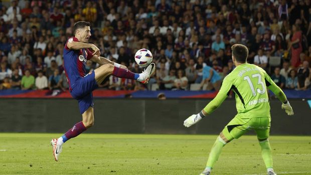 Soccer Football - LaLiga - FC Barcelona v Celta Vigo - Estadi Olimpic Lluis Companys, Barcelona, Spain - September 23, 2023 FC Barcelona's Robert Lewandowski scores their first goal REUTERS/Albert Gea