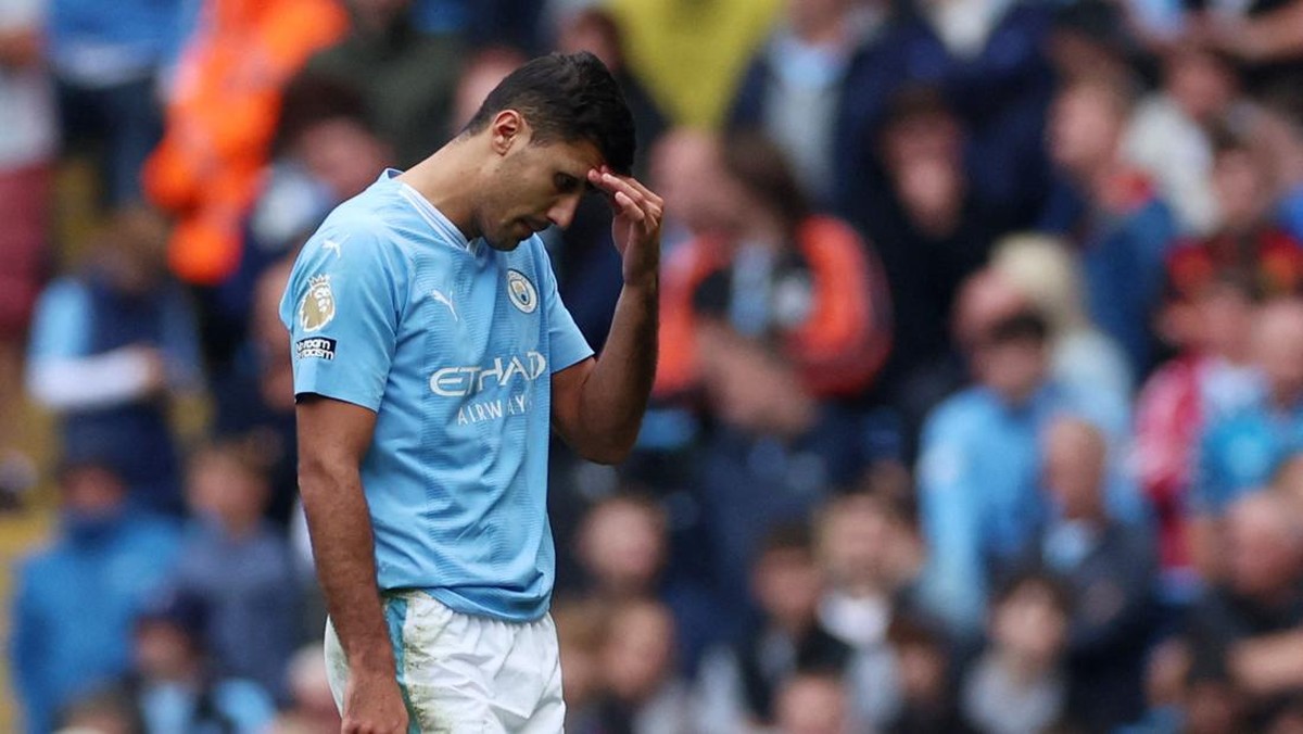 Rodri sangat tampak menyesal saat diganjar kartu merah. (Foto: REUTERS/PHIL NOBLE)