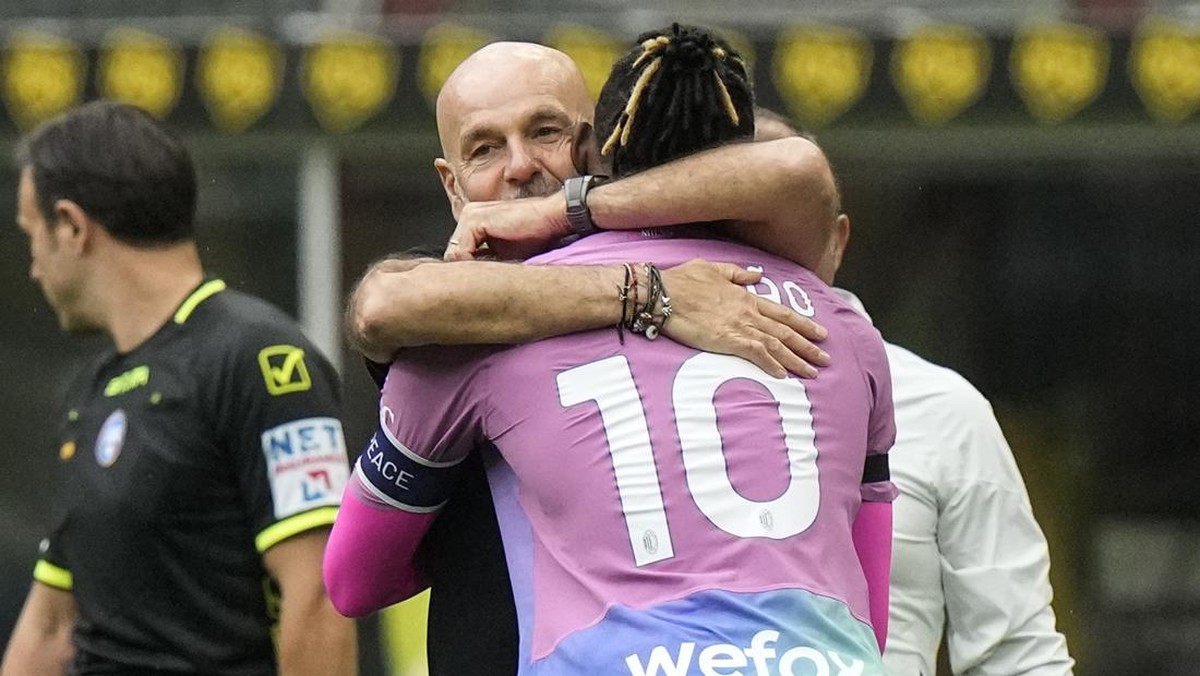 Pioli memeluk Leao usai terciptanya gol Milan ke gawang Verona. Foto: AP/Luca Bruno