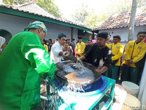 Melihat Tradisi Pencucian Gamelan Berusia Satu Abad di Cirebon