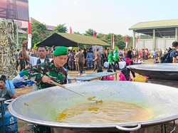 Berseragam TNI, Youtuber Bobon Santoso Masak 1.500 Porsi Soto di Kuali Jumbo