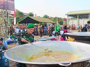 Berseragam TNI, Youtuber Bobon Santoso Masak 1.500 Porsi Soto di Kuali Jumbo Berseragam TNI, Youtuber Bobon Santoso Masak 1.500 Porsi Soto di Kuali Jumbo