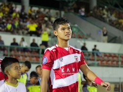 PSS Vs Madura United: Yuda Jatuh Kena Bola Tendangan Bebas, Dibawa Ambulans