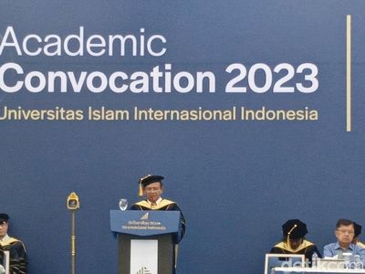 Potret Academic Convocation UIII Sambut Mahasiswa Baru, Dihadiri Jusuf Kalla