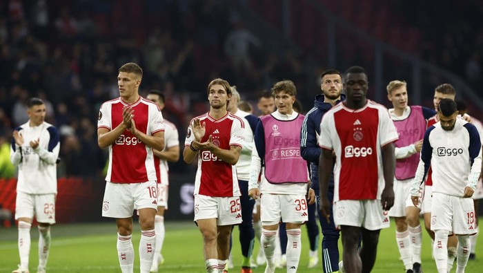 Soccer Football - Europa League - Group B - Ajax Amsterdam v Olympique de Marseille - Johan Cruijff Arena, Amsterdam, Netherlands - September 21, 2023 Ajax Amsterdams Jakov Medic and Borna Sosa applaud fans after the match REUTERS/Piroschka Van De Wouw