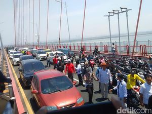 Ratusan Pedemo Tutup Satu Lajur Mobil di Tengah Jembatan Suramadu