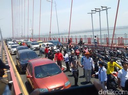 Ratusan Pedemo Tutup Satu Lajur Mobil di Tengah Jembatan Suramadu