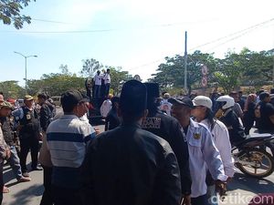 Demo Tutup Suramadu Bubar, Massa Ancam Aksi yang Lebih Besar