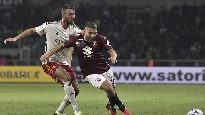 Bryan Cristante of AS Roma and Nikola Vlasic of Torino FC vie for the ball during a Serie A soccer match between Torino and Roma at the Olympic stadium in Turin, Italy on Sunday, Sept. 24, 2023. (Fabio Ferrari/LaPresse via AP)