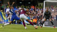 Di awal babak kedua, bek Malo Gusto kena kartu merah dan membuat Chelsea harus main dengan 10 orang. Watkins cetak gol di menit ke-73 dan bertahan sampai akhir laga.  