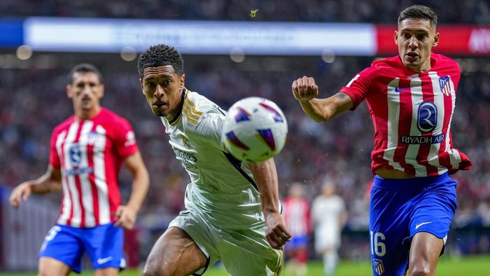 Real Madrids Jude Bellingham, left, vies for the ball with Atletico Madrids Nahuel Molina during the Spanish La Liga soccer match between Atletico Madrid and Real Madrid at Metropolitan stadium in Madrid, Sunday, Sept. 24, 2023. (AP Photo/Manu Fernandez)