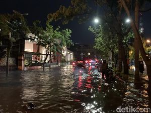 Penampakan Banjir di Medan Usai Hujan Lebat Penampakan Banjir di Medan Usai Hujan Lebat
