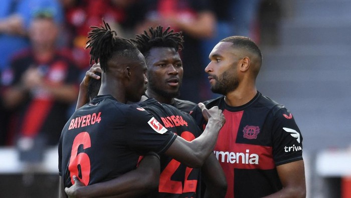 Soccer Football - Bundesliga - Bayer Leverkusen v 1. FC Heidenheim - BayArena, Leverkusen, Germany - September 24, 2023 Bayer Leverkusens Victor Boniface celebrates scoring their third goal with Odilon Kossounou, Edmond Tapsoba and Jonathan Tah REUTERS/Edith Geuppert DFL REGULATIONS PROHIBIT ANY USE OF PHOTOGRAPHS AS IMAGE SEQUENCES AND/OR QUASI-VIDEO.
