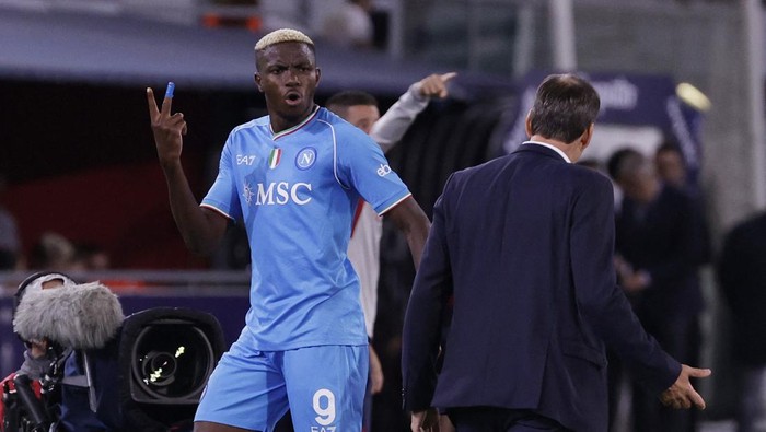 Soccer Football - Serie A - Bologna v Napoli - Stadio Renato DallAra, Bologna, Italy - September 24, 2023 Napolis Victor Osimhen remonstrates with coach Rudi Garcia after being substituted REUTERS/Ciro De Luca