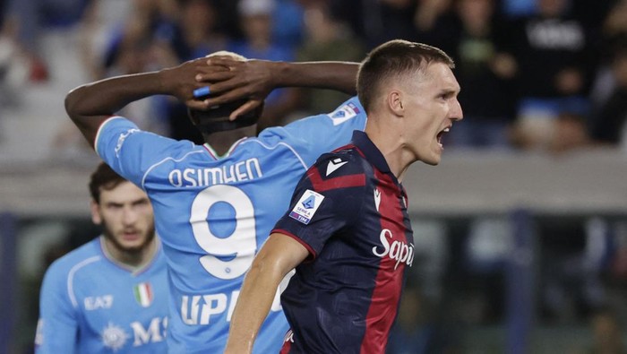 Soccer Football - Serie A - Bologna v Napoli - Stadio Renato DallAra, Bologna, Italy - September 24, 2023 Napolis Victor Osimhen looks dejected after missing a penalty REUTERS/Ciro De Luca